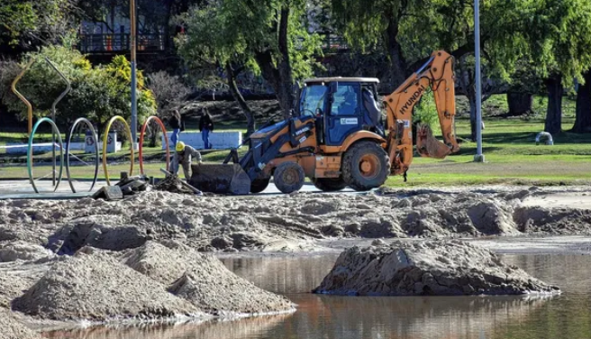 Parque del Sur: cómo avanzan las obras que incluirán piletones renovados y una nueva plaza de juegos