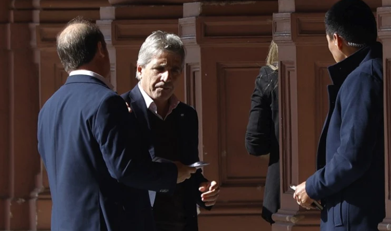 Caputo apeló a la contabilidad creativa para dibujar una baja de USD 20.000 millones de la deuda externa