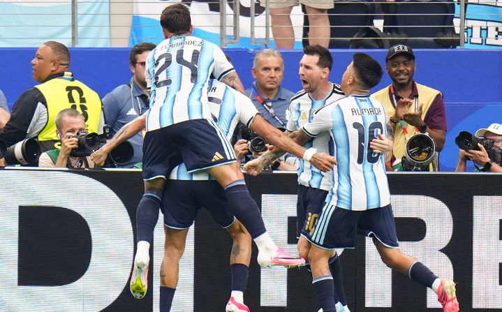 La Argentina avanza a los 16 avos de final en Dallas con un rodeo de Messi