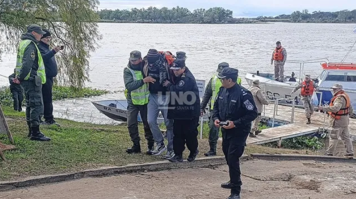 Encontraron con vida y con signos de hipotermia al hombre cuyo auto había sido hallado abandonado en el puente de Colastiné Sur