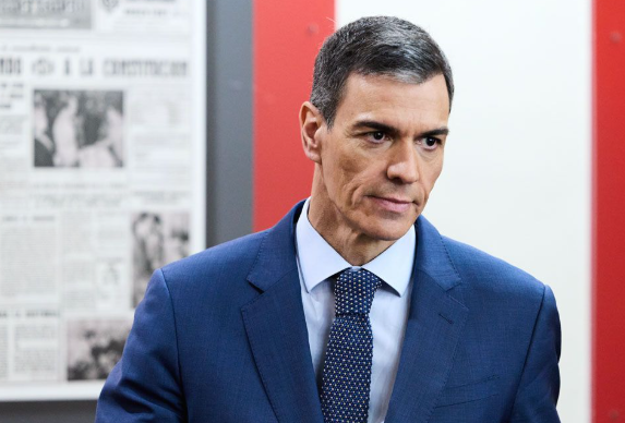 Pedro Sánchez está contra las cuerdas, pero da pelea