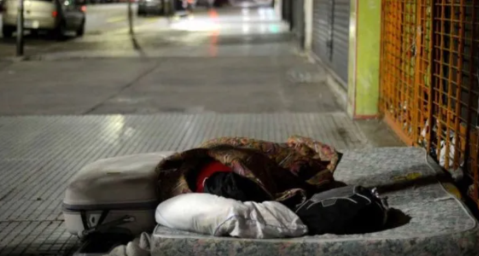Desalojos, rupturas familiares y pobreza: las causas detrás de la situación de calle en Santa Fe