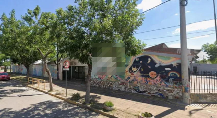 Un nene de 5 años con discapacidad salió solo de un jardín en Bº Las Flores y su madre exige explicaciones: “No saben cómo pasó y peligró su vida”