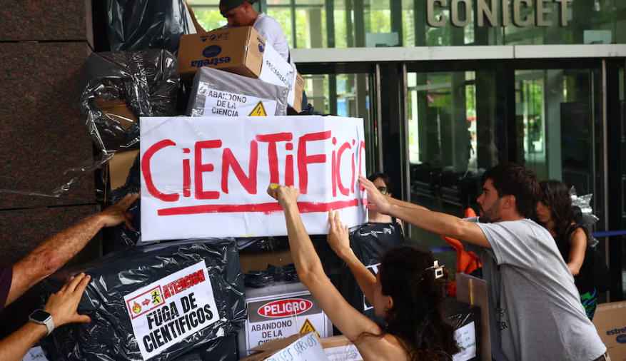 La única salida que el laberinto de Milei les propone a los jóvenes investigadores