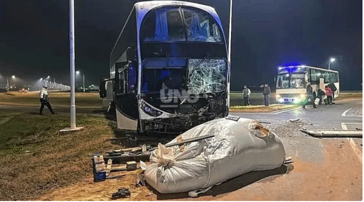 Fuerte choque entre un colectivo de un tour de compras y un camión en Sauce Viejo