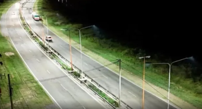 Violentos delincuentes emboscaron a un motociclista con fierros y disparos para robarle la moto