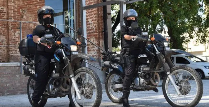 Apartaron de sus funciones a los dos policías detenidos por robar 1.500 dólares durante un control: serán imputados esta semana