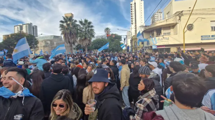 Con un triunfo agónico de la Selección, cientos de santafesinos coparon Bulevar y Rivadavia para celebrar el pase a cuartos