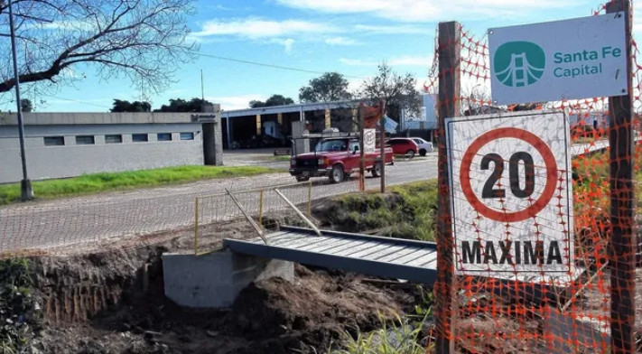 El “Zanjón de la Muerte” comienza a cambiar: instalan nuevos puentes peatonales, cruces seguros y garitas en Aristóbulo del Valle