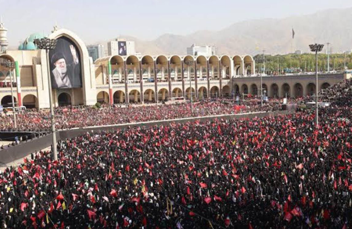 Una multitud participa en la procesión funeraria del líder supremo iraní Ali Jamenei