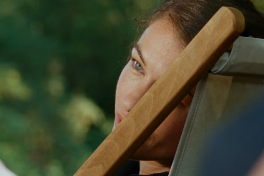 “Phantoms of July”: una obra excéntrica y estimulante