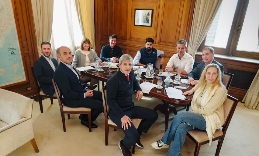 El Gobierno acelera y escapa para adelante