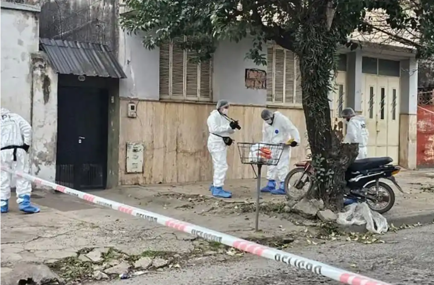 Tucumán: un joven iba en moto, lo balearon, chocó contra un árbol y murió