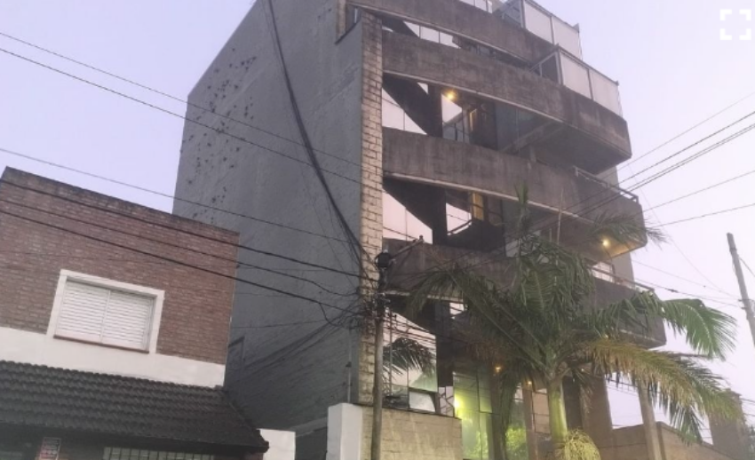 Perdió las llaves, intentó trepar por un balcón y cayó al vacío