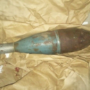Gran susto: revolvía la basura y encontró un mortero de uso militar