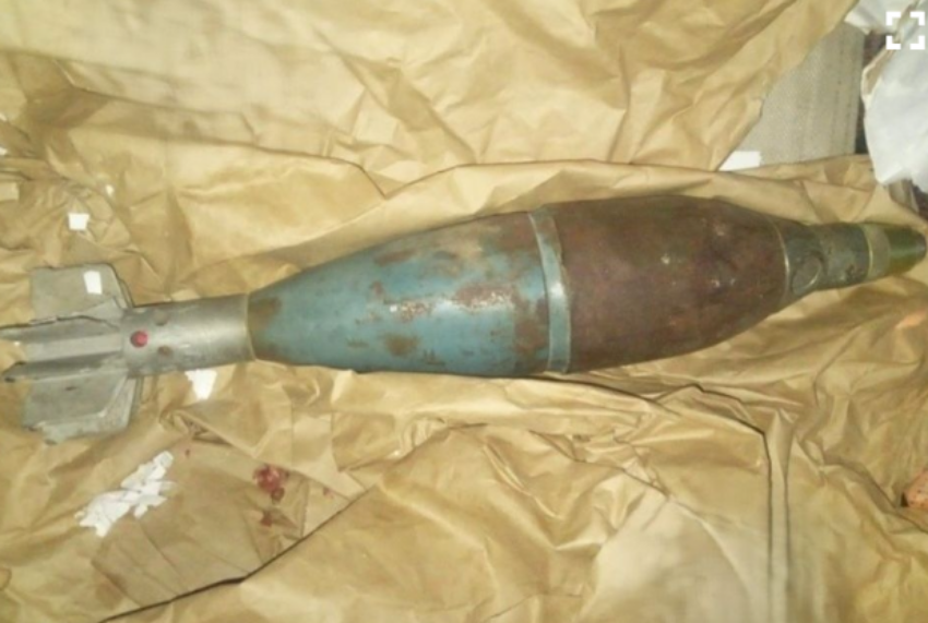 Gran susto: revolvía la basura y encontró un mortero de uso militar