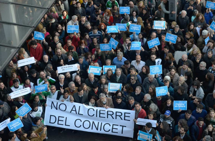 Trabajadores de la ciencia y la tecnología marchan contra cientos de despidos y el vaciamiento