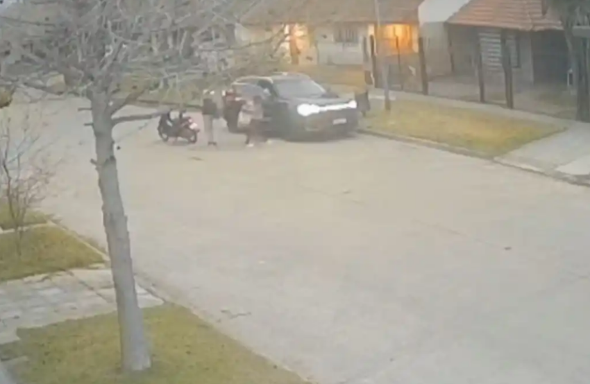 Mar del Plata: motochorros armados abordaron a una familia y le robaron la camioneta
