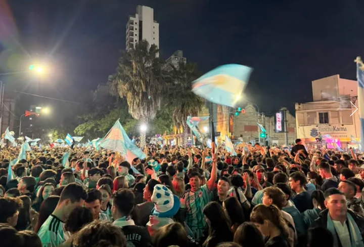 Miles de santafesinos y santafesinas coparon las calles de la ciudad festejando