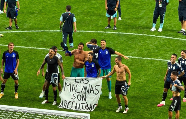 Al final, la bandera por Malvinas apareció en la cancha y la llevó la propia Selección