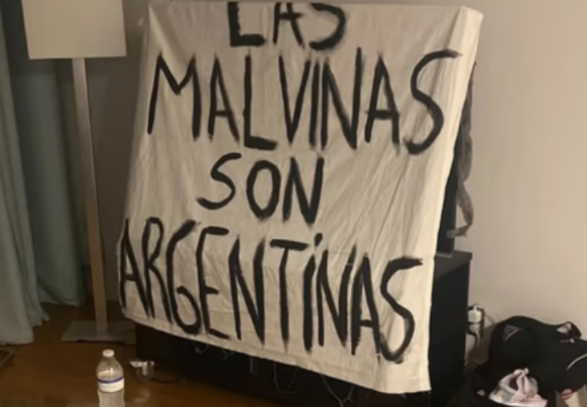 La historia de la bandera de Malvinas que terminó en manos de los jugadores argentinos