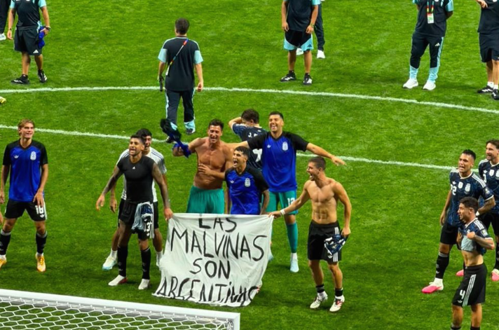 Un pedazo de sábana de hotel: la historia de la bandera Las Malvinas son Argentinas