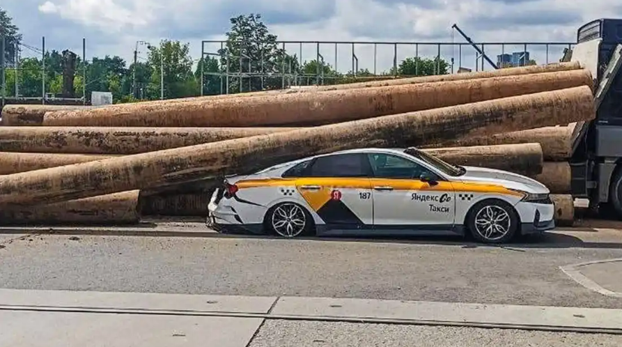 Una escena de “Destino final” se volvió real en Moscú: tubos aplastaron un taxi