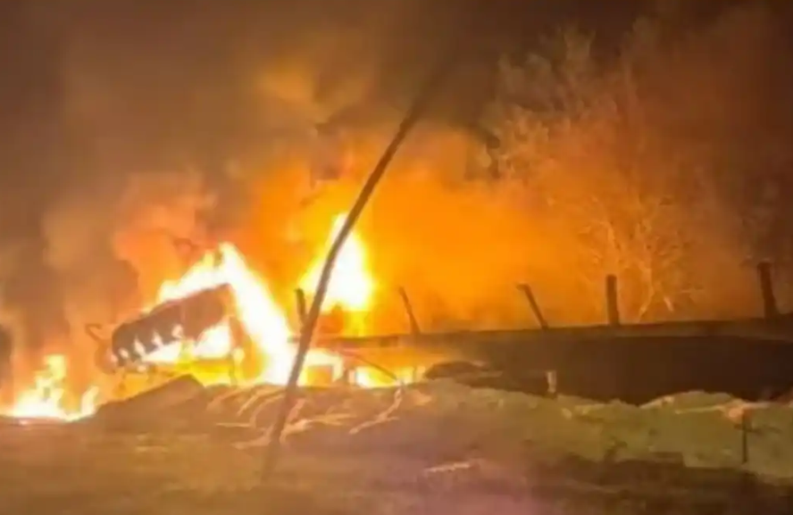 Un camionero perdió el control del vehículo, cayó del puente Zárate-Brazo Largo y murió