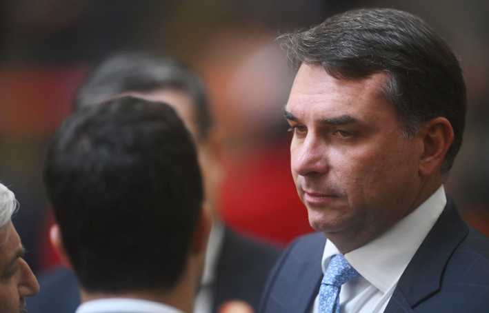 Flávio Bolsonaro culpa a Lula por los nuevos aranceles que Trump le impuso a Brasil