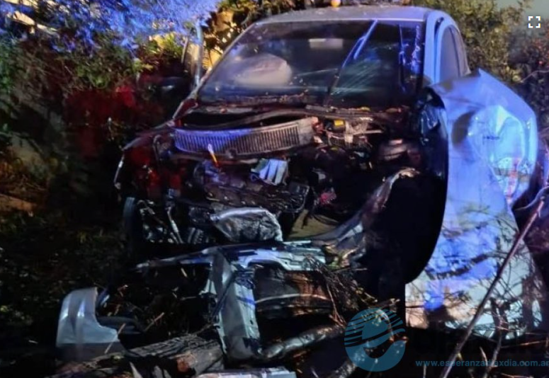 Chocó en una curva peligrosa de ruta 11 y su auto quedó envuelto en humo
