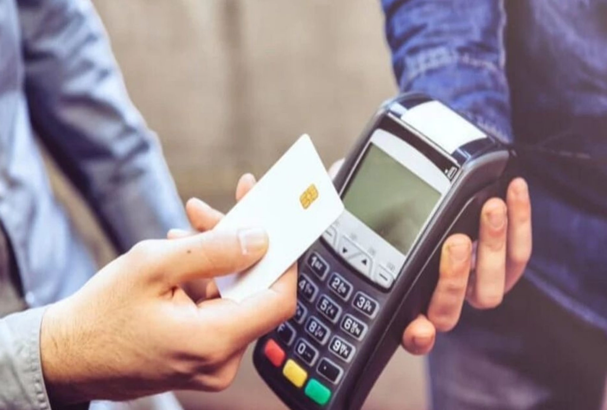 Cuatro de cada diez santafesinos sostienen el consumo con tarjetas