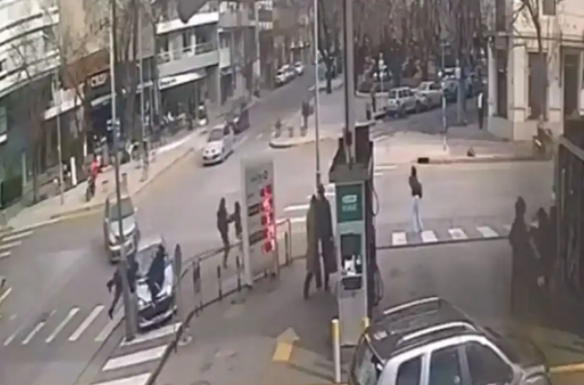 Mar del Plata: una mujer chocó con otro auto, atropelló a dos peatones y quedó detenida