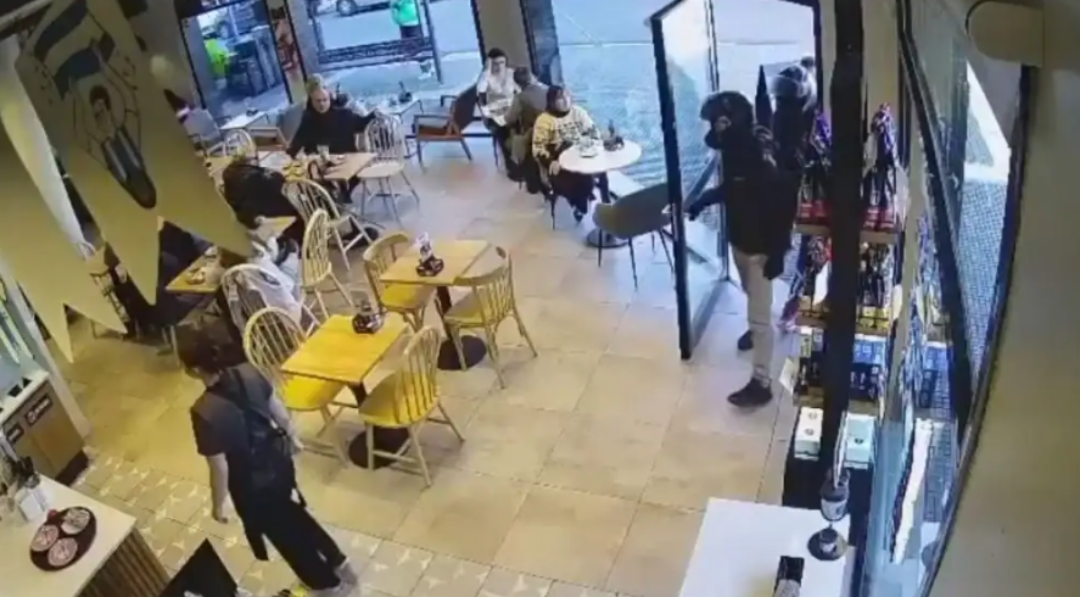 Video: delincuentes irrumpieron en una cafetería, asaltaron a una pareja y escaparon con un maletín