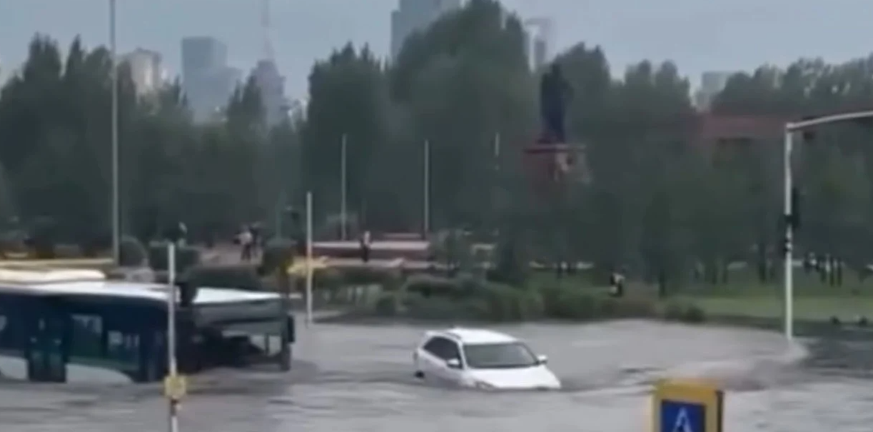 Un colectivo circuló por una avenida inundada en Kazajistán y el video se volvió viral