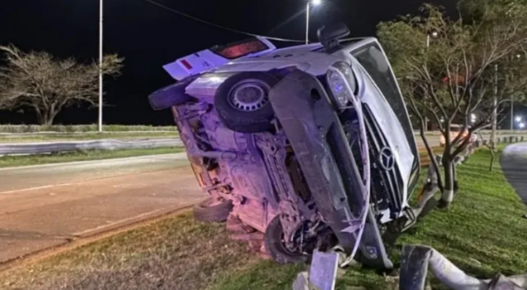 Un joven sufrió una fractura expuesta tras despistar con su camioneta en la Circunvalación