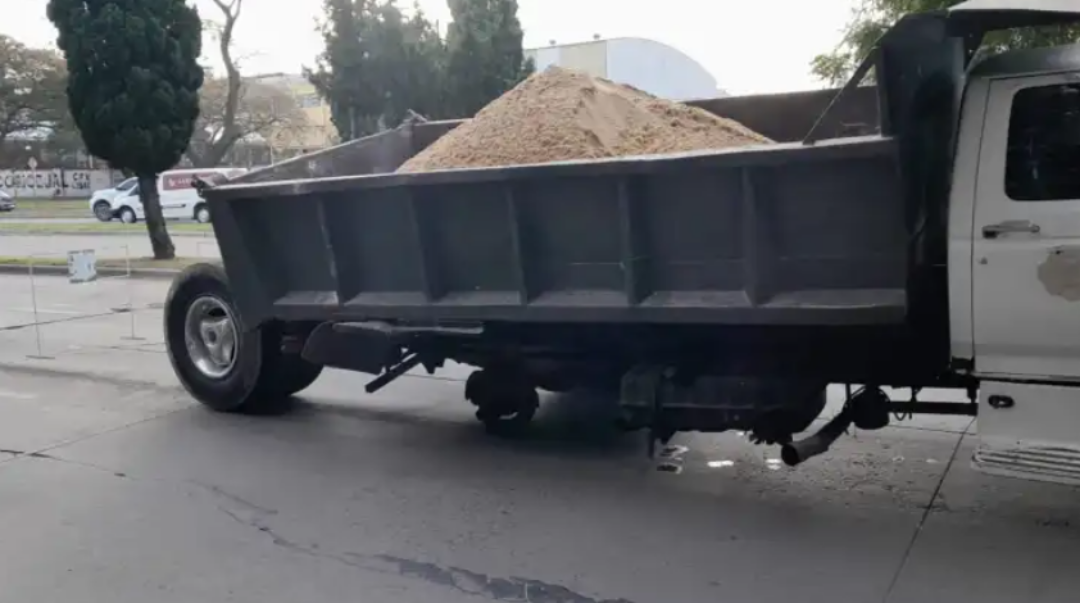 Se desprendió una rueda de un camión en avenida Alem y terminó a casi una cuadra