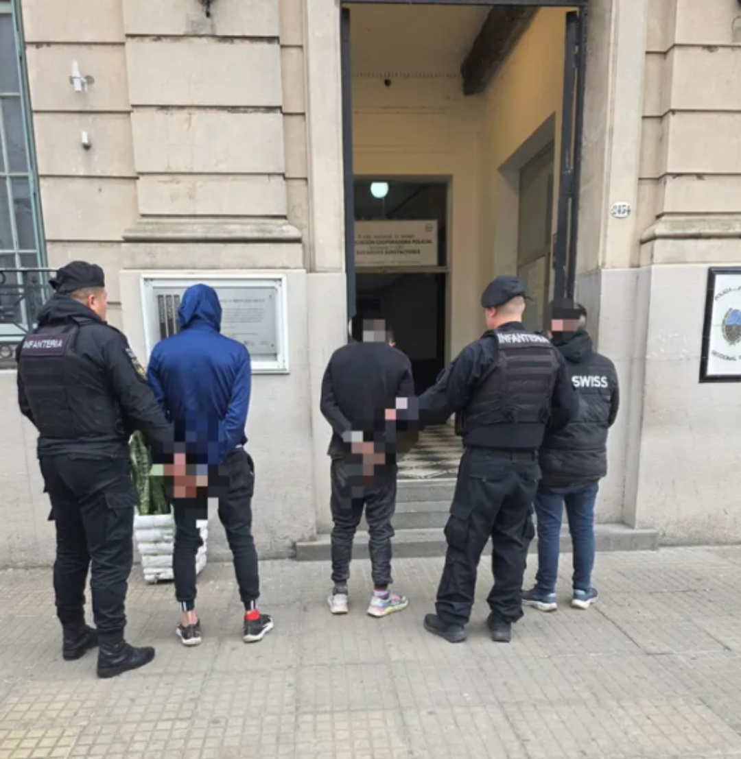 Llevaban un carro de supermercado con bolsas de cemento y una puerta: recuperaron materiales robados a la escuela “Nueva Esperanza”