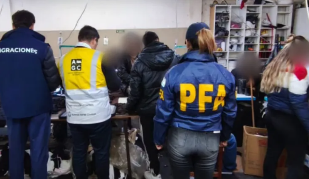 Rescataron a 16 personas víctimas de explotación laboral en un taller clandestino de Buenos Aires