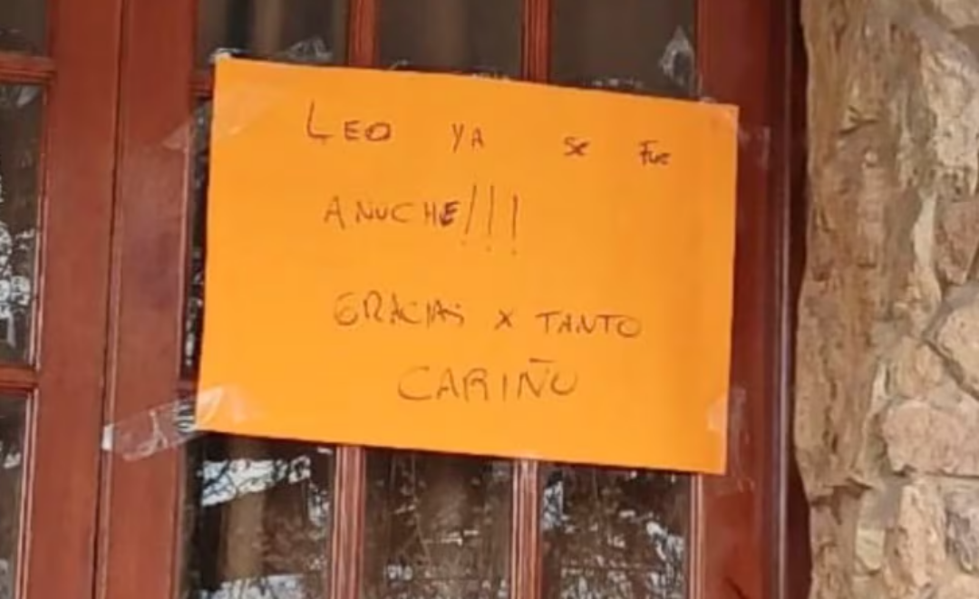 La familia de Scaloni pegó un cartel en su casa de Pujato con una noticia para los hinchas