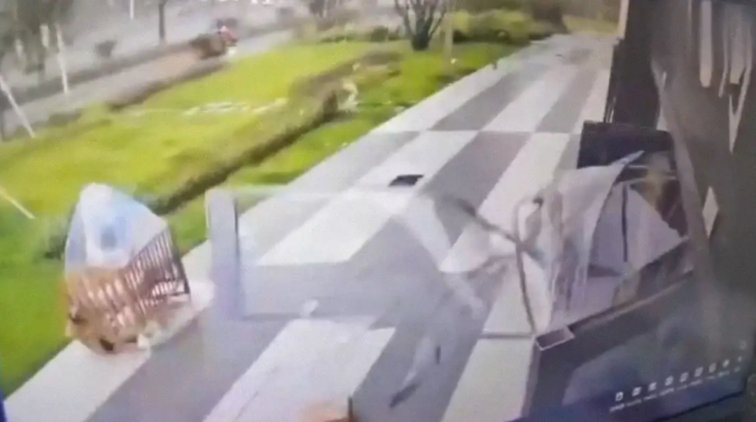 Una niña de 6 años fue arrastrada por una fuerte ráfaga de viento en China