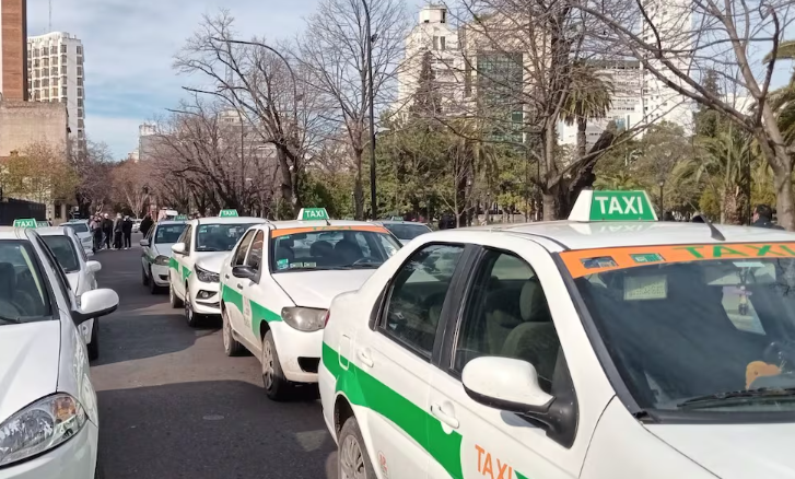 “Con suerte hacemos 11 viajes de taxi por día, cuando antes hacíamos 30″