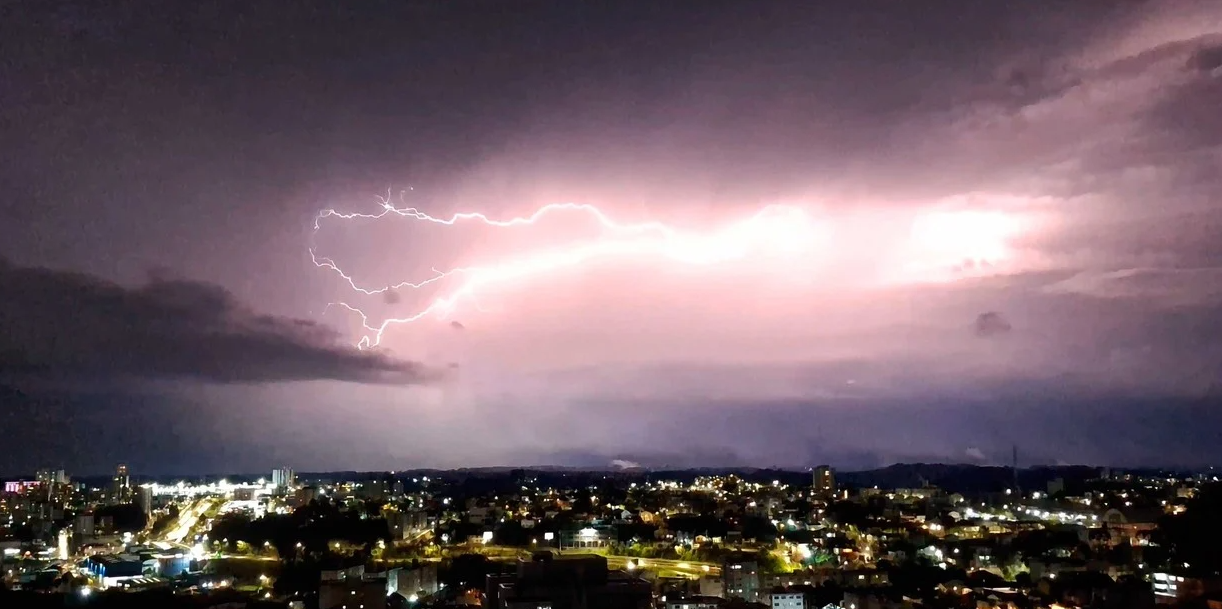 Fuertes lluvias, granizo y hasta un tornado golpearon al sur de Brasil