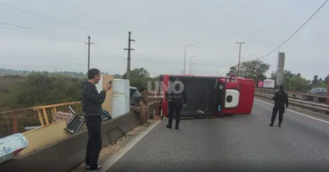 Vuelco en La Guardia: esquivó un perro, chocó contra el guardarraíl, perdió una rueda y volcó, pero salió ileso