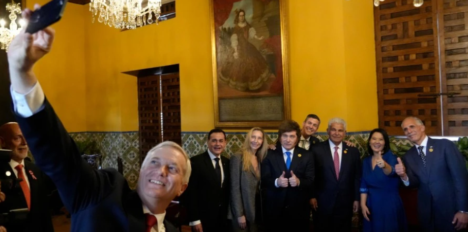 Karina se coló en la foto de los presidentes latinoamericanos en la asunción de Fujimori