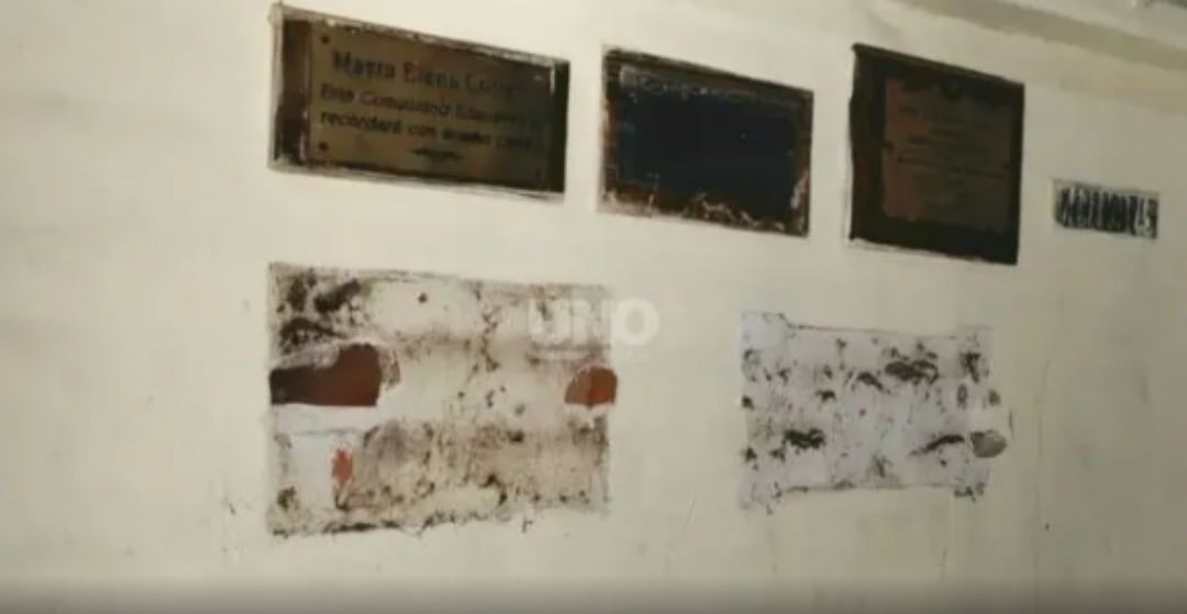 Robaron placas de bronce y provocaron destrozos en la escuela General San Martín