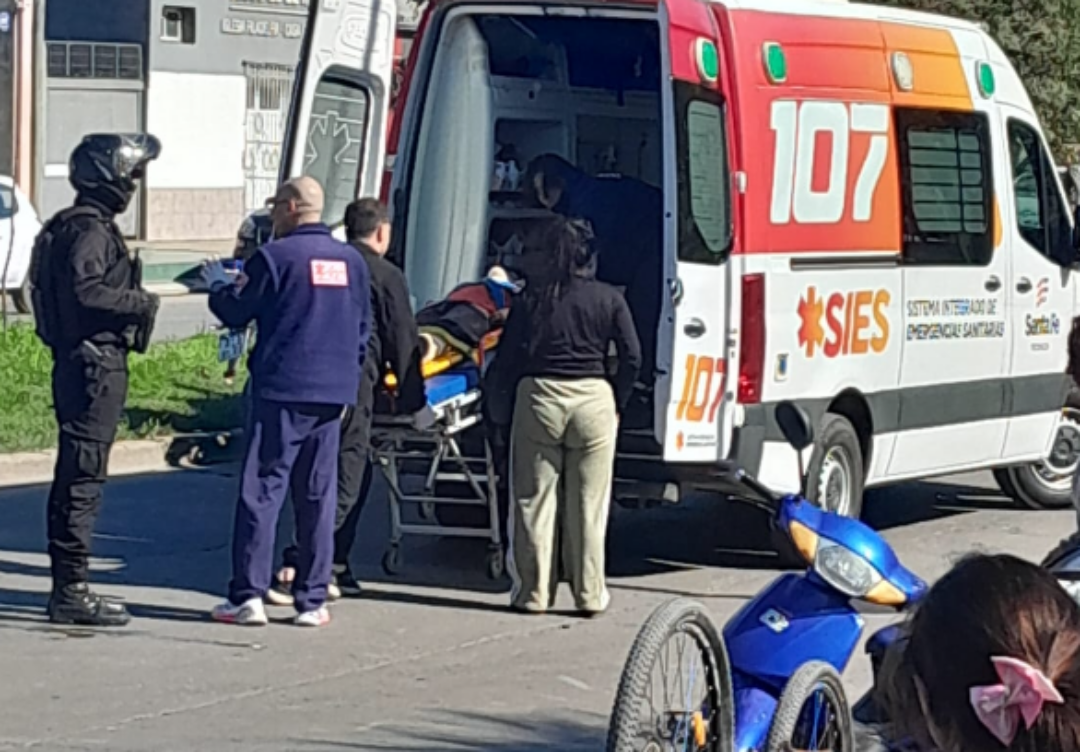 Un niño de 8 años se iba de la escuela en bici y fue atropellado por una moto