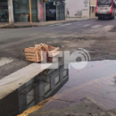 Vecinos colocaron cajones de madera para señalizar un hundimiento