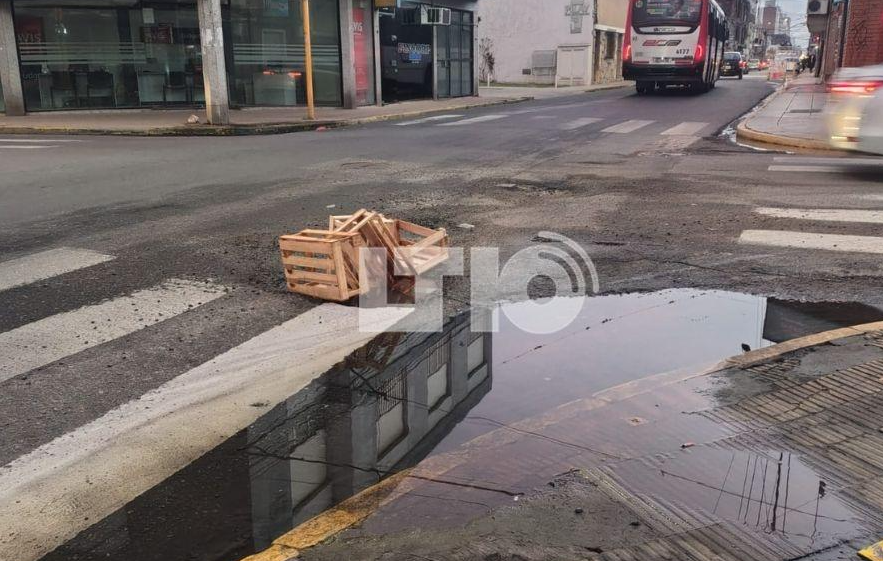 Vecinos colocaron cajones de madera para señalizar un hundimiento