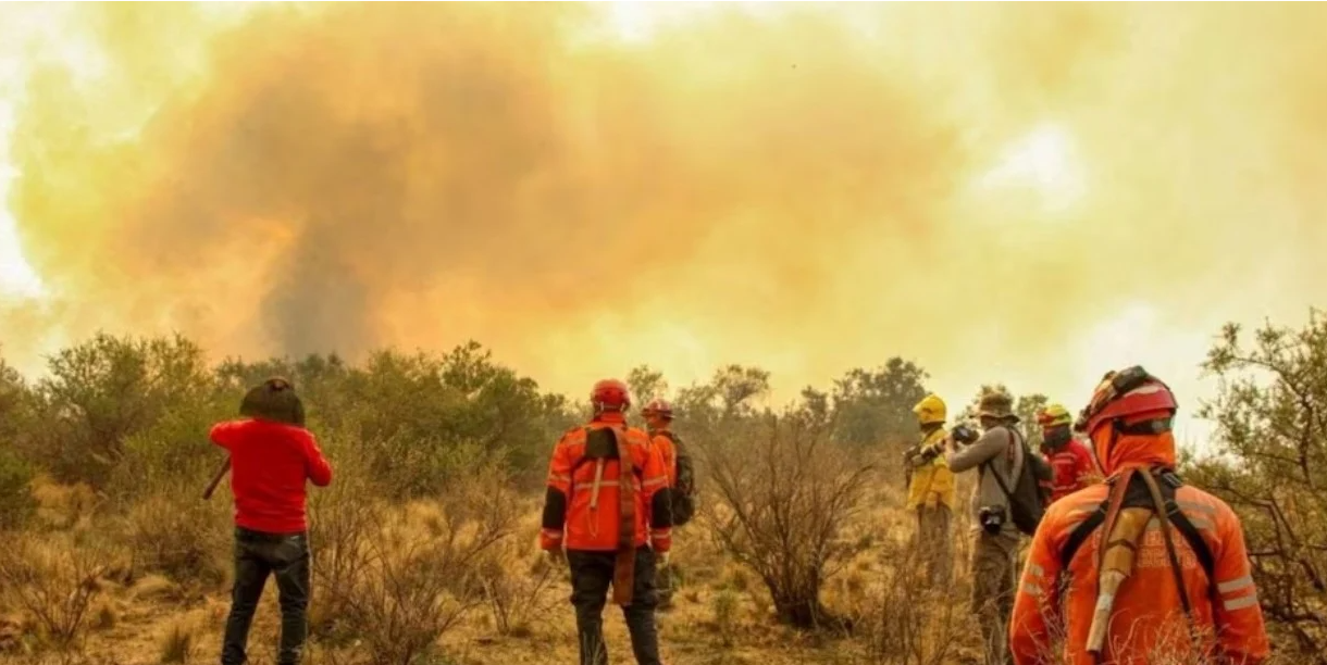 Incendios en La Rioja: contuvieron el 70% del fuego, pero un foco sigue activo en Guanchín