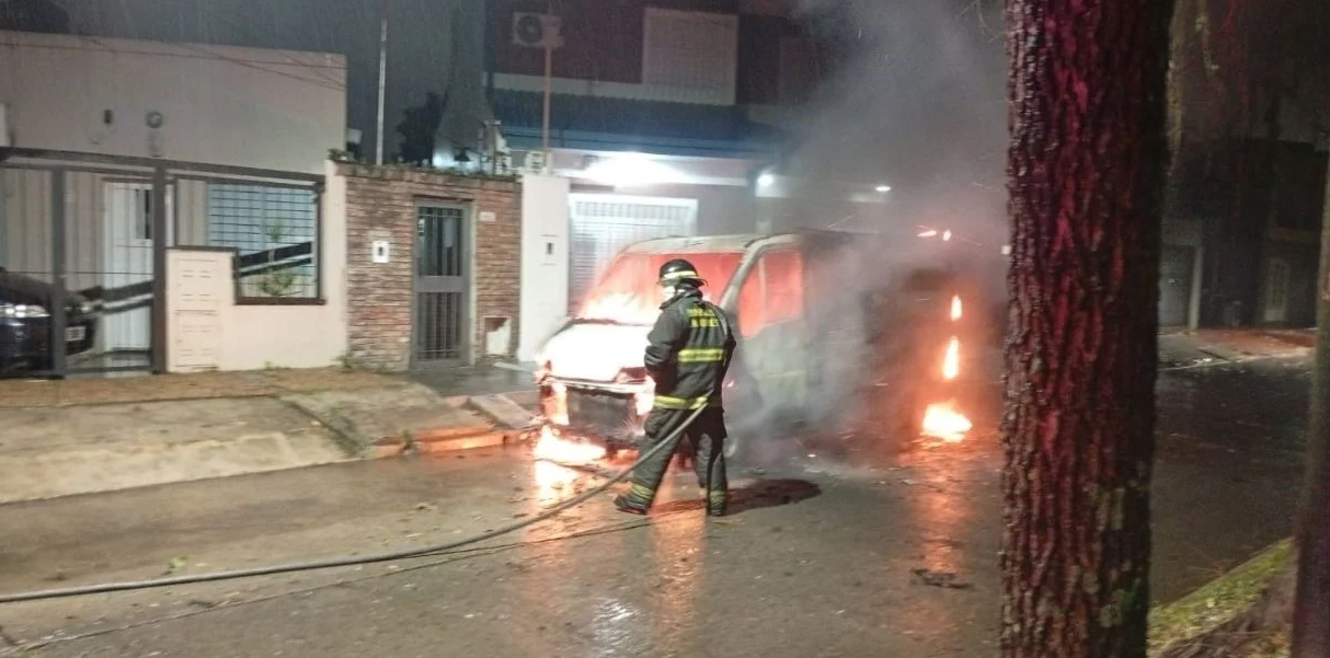 Se incendió un vehículo utilitario durante la madrugada en barrio Los Hornos